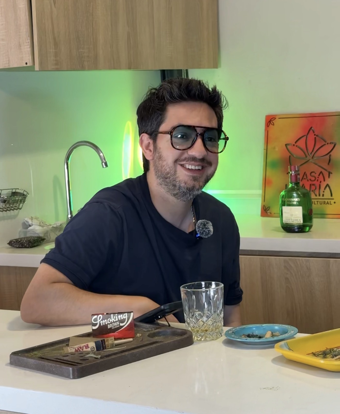 Las Noches de Lucho — Lucho cocinando en su apartamento